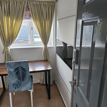 Queens Rooms, A Perfect Stay, Next To Shopping Parks And Central Manchester Bilik gambar