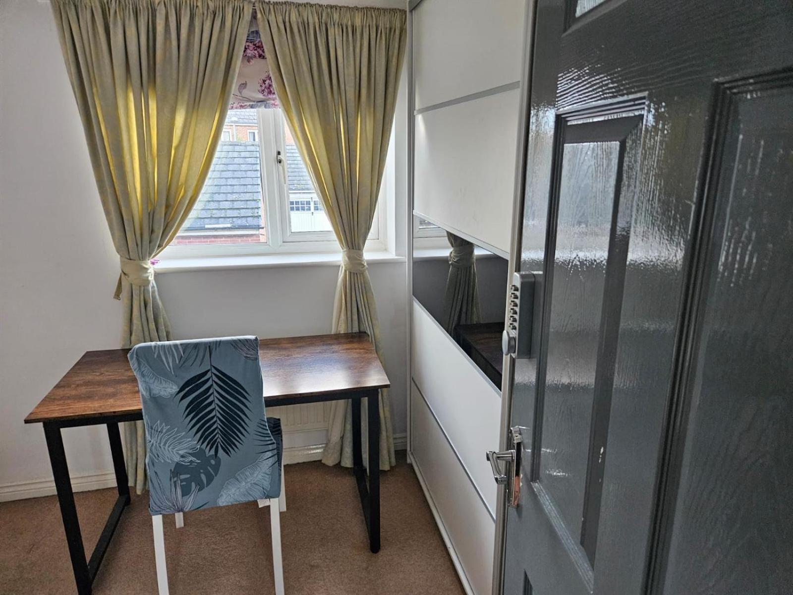 Queens Rooms, A Perfect Stay, Next To Shopping Parks And Central Manchester Bilik gambar
